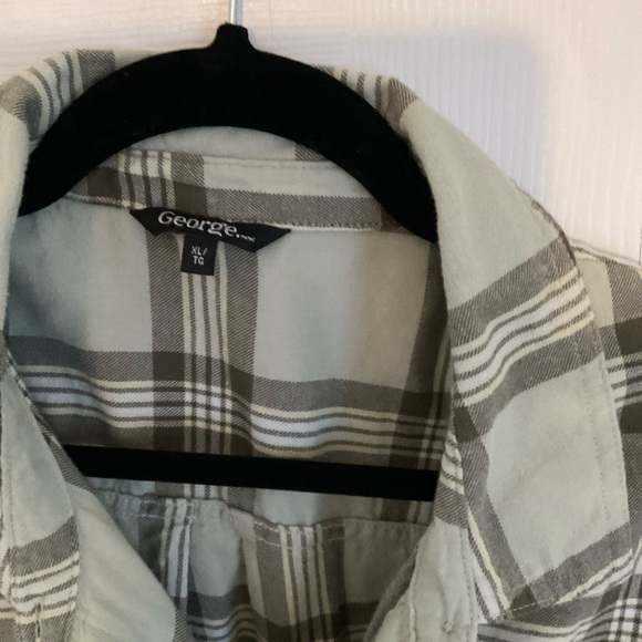 Flannel green shirt with buttons. - Picture 2 of 4